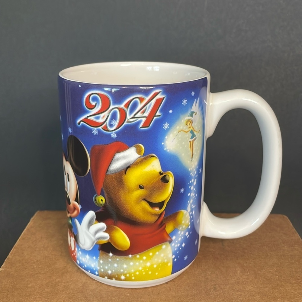 DISNEY STORE exclusive Winnie the Pooh and Friends Holiday 2004 Mug Collectible